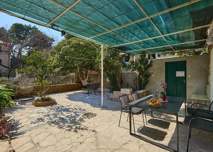 Barbara\'S Garden Apartment